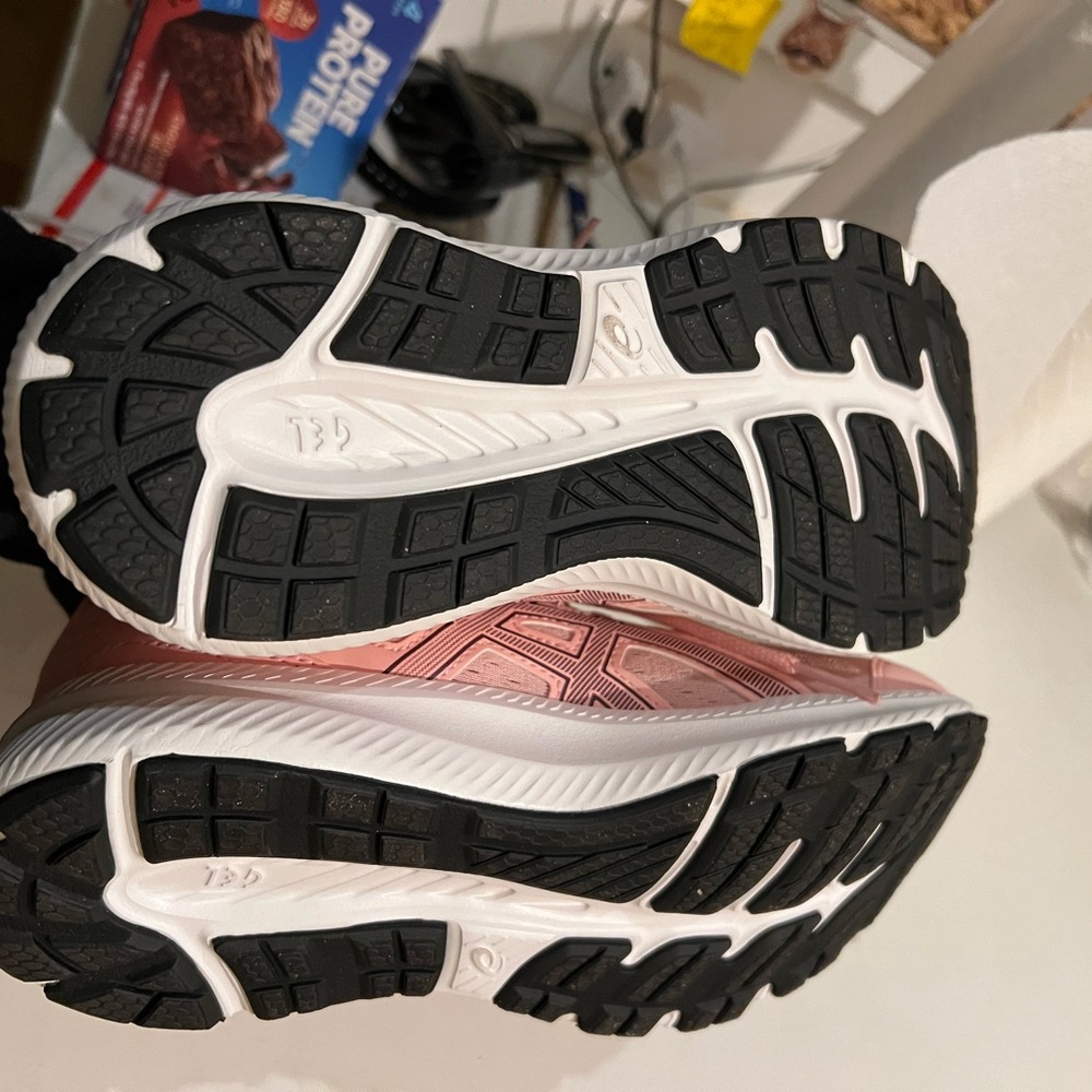 Brand new ASICS - Picture 3 of 6